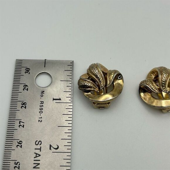 Vintage Crown Trifari Gold Tone Swirl Leaf Fire Clip-On Earrings Signed Classic - Picture 8 of 10